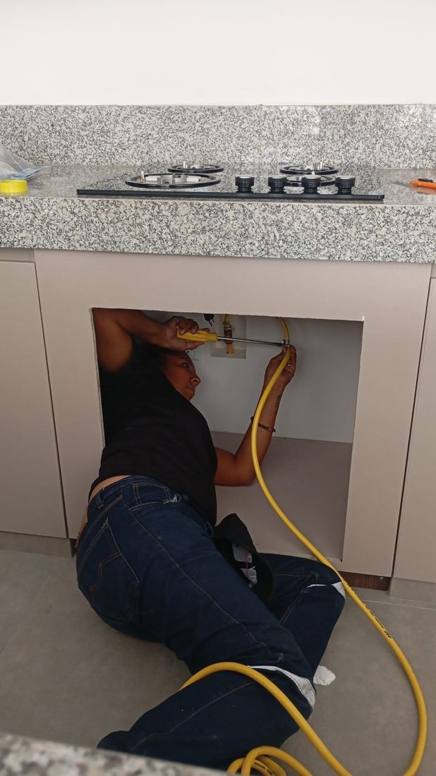 Técnica de Lumara conectando una cocina a gas