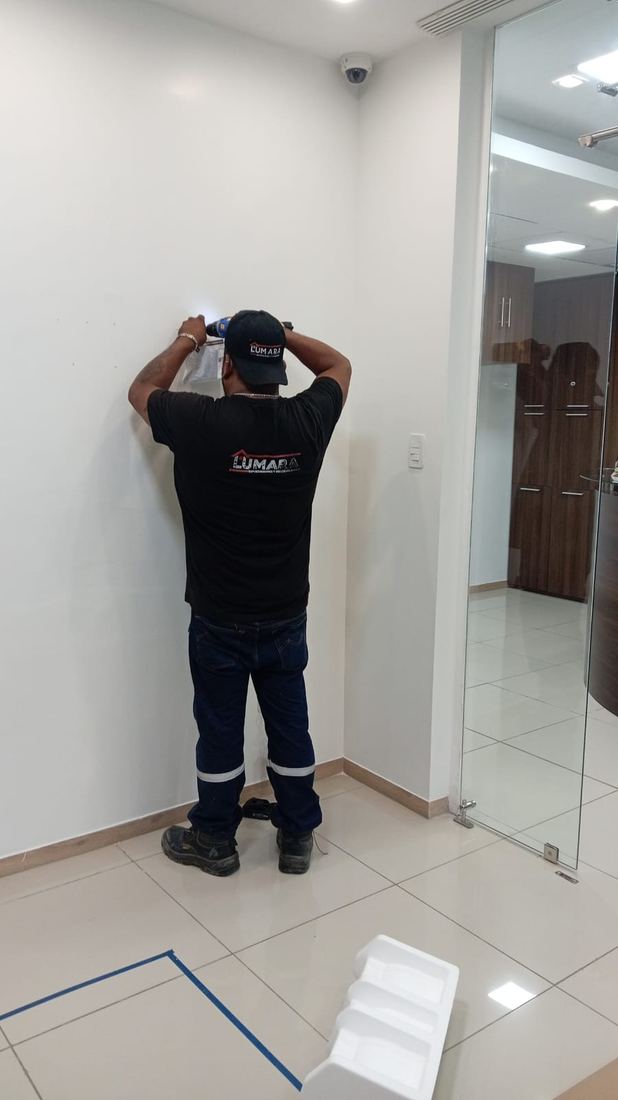 Técnico de Lumara instalando equipo en una oficina