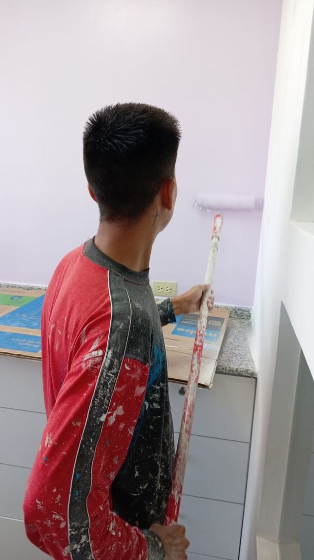 Técnico de Lumara pintando una pared como parte del acabado
